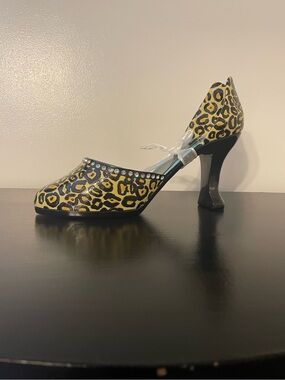 Leopard Print Wine Bottle Holder with Rhinestone Trim